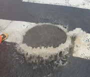 제주 태풍 피해 속출, 맨홀 사이로 넘치는 빗물