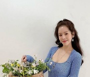 한지민, 꽃다발 미소..김연경 "이거 누구래유?"