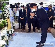 [뉴시스Pic] '자영업자 합동분향소' 정치권 인사들 조문 행렬 이어져