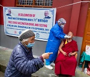 코로나19 검사 받는 티베트 망명 승려