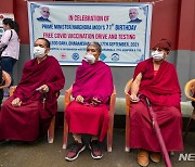 백신 접종 순서 기다리는 망명 티베트 승려들