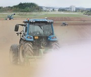 작업자 없이 혼자서 밭 가는 자율주행 트랙터 개발