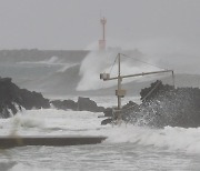 태풍 '찬투' 제주도 남쪽 해상 지나..경상권 태풍특보 확대