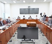 민주당, 언론중재법 대안 제시.."손배액 3배로 완화" 야당 "완전 삭제하라"
