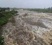폭우에 급류 흐르는 천미천