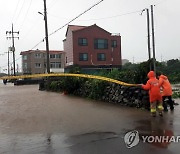 폭우에 침수된 도로