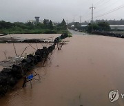 폭우에 침수된 밭과 도로