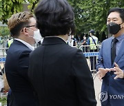 자영업자 비상대책위 관계자들과 대화하는 김기현 원내대표