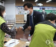 보건의료노동자들과 인사하는 송영길 대표