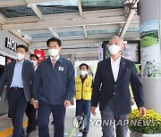 노형욱 국토부 장관, 추석 앞두고 고속도로 휴게소 방역 점검