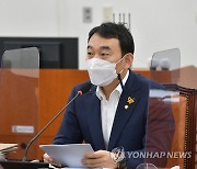 언론중재법 협의체 8차 회의에서 발언하는 김용민 의원