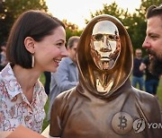 헝가리서 비트코인 지지자들, 개발자 조각상 세워