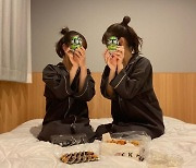 日 여성들 호텔방서 '포도봉봉' 들고 인증샷.."한국 가고파"