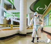 소독 작업 중인 북한 류경안과종합병원