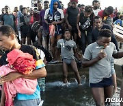 아이티인 1만 명, 美 입국심사 위해 국경에 모여