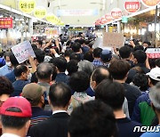 윤석열 후보 방문에 마산어시장 '북적북적'