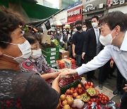 창원 반송시장 상인과 인사 나누는 윤석열