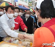 창원 반송시장 상인과 인사 나누는 윤석열