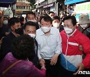 윤석열, 창원 시민들과 인사