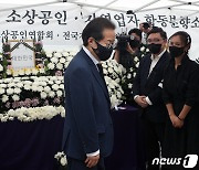 洪 "文정부, 탈북민 이상한 사람 취급"..자영업자 합동분향소도 찾아(종합)