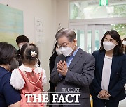 이재명 지사, 부인 김혜경 씨와 광주 미혼모자시설 방문 [TF사진관]