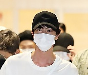 방탄소년단 진 '미남대회 진' [EM포토]