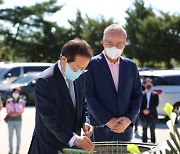 망배단 찾은 홍준표 "文정부, 탈북민 이상한 취급.. 정착 도울 것"