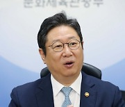 [인터뷰]황희 문체부 장관 "10월 '위드 코로나' 대비 예술공연계 실질 지원 온 힘"