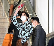 방탄소년단 뷔, 붉은 '외교관 여권' 흔들며 UN으로 [사진]