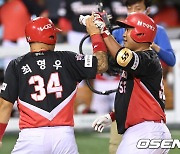 투런포 황대인, '최형우 축하 받으며' [사진]