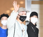 [TD포토] 방탄소년단 제이홉 '시원한 손인사'