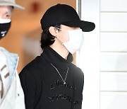 [TD포토] 방탄소년단 지민 '블랙 모자 쓰고 출국'