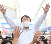 윤석열, 마산어시장 상인에게 양손 들어 인사