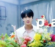 '꽃을 든 미남' 방탄소년단 진, 카드 광고 속 "꽃다발처럼 모든 자산은 한 곳에서 pLay"