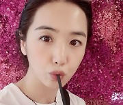 '김정근♥' 이지애, 41살이 복숭아 음료 먹는 법..과즙미 팡팡 [TEN★]