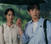 신민아, 키스는 김선호와 했지만 우산은 이상이와..불붙는 삼각 로맨스('갯마을 차차차')