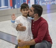 홀로 아프간 탈출한 3세 아이, 캐나다서 극적으로 아빠 상봉