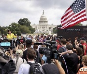 트럼프 지지자들 8개월만에 미 의사당 앞서 집회..차분하게 마무리