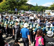 박근혜 지지자들에 막힌 유승민 차량