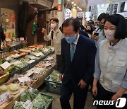배현진 의원과 함께 시장 방문한 홍준표