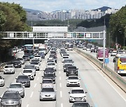 연휴 둘째날 고속도로 양방향 정체.. 서울서 부산까지 5시간30분