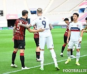[포토] 경기 전 페어플레이를 다짐하는 서울 오스마르와 수원FC 라스