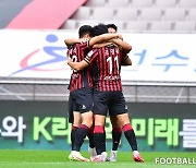 [포토] 나상호의 득점을 축하해 주는 서울 선수들