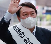 윤석열, 서울역서 귀성 인사..유승민, 박정희 생가 방문