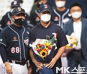 김태형 감독 '유희관, 100승 축하해' [MK포토]