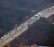 [고속도로 교통상황] 부산 5.2시간·광주 3.4시간·대전 2.2시간.. 연휴 둘째 날 곳곳 정체