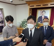 유승민, 故박정희 생가 참배 "보수분열 큰 책임..탄핵은 소신"