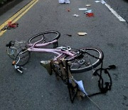 부산서 도로 건너던 자전거, 차량과 충돌..80대 중태