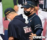 김태형 감독,'유희관 100승 내가 더 기뻐' [사진]
