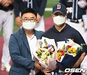 김태룡 단장,'유희관 100승 축하해' [사진]